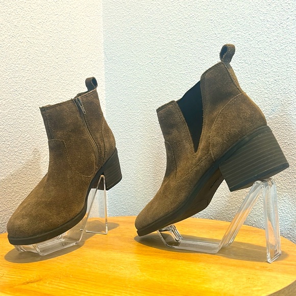 Clark’s Pull-on Suede Chelsea Boot, Size 6.5 - Picture 4 of 13